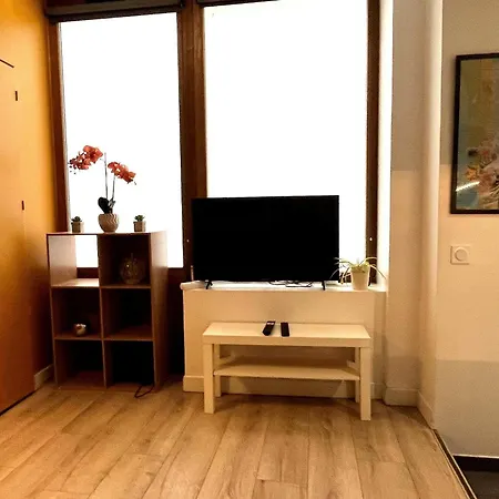 Les Ames Heureuses-pere Lachaise-wifi By La Cle Des Expos In Apartment Paris