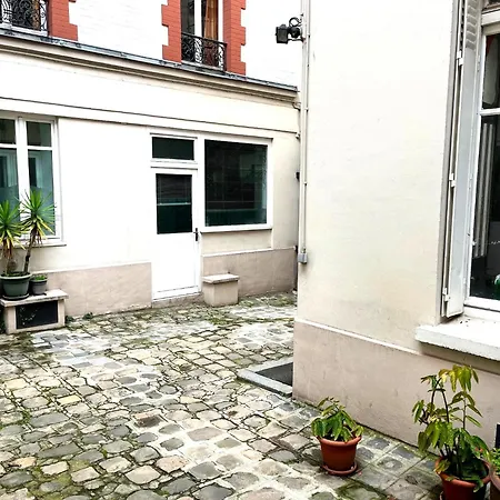 Les Ames Heureuses-pere Lachaise-wifi By La Cle Des Expos In Apartment *